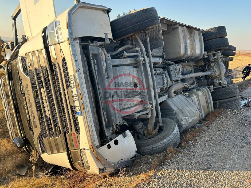 Konya’da koyun yüklü kamyon devrildi, 86 hayvan telef oldu 3